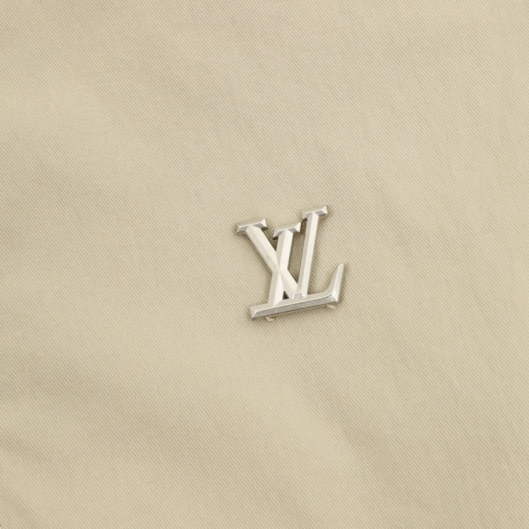 🅿️570 Louis Vuitton/Louis Vuitton spliced jacquard jacket is made of nylon fabric, which feels smooth and crisp. It not only ensures the comfort when wearing, but also allows the jacket to maintain a good-looking shape for a long time. It will not be easily deformed and out of shape. In the splicing part, different fabrics are perfectly connected!! The presbyopic print is even better. The pattern is clear and full, and the color is perfect. It is exactly the same as the original product. No matter how many times it is washed, it does not become smudged. The printing process is so good!!! The ribbing on the collar and cuffs has just the right elasticity, fits the body without being strangled, and the details are exquisite! Size: XS-L